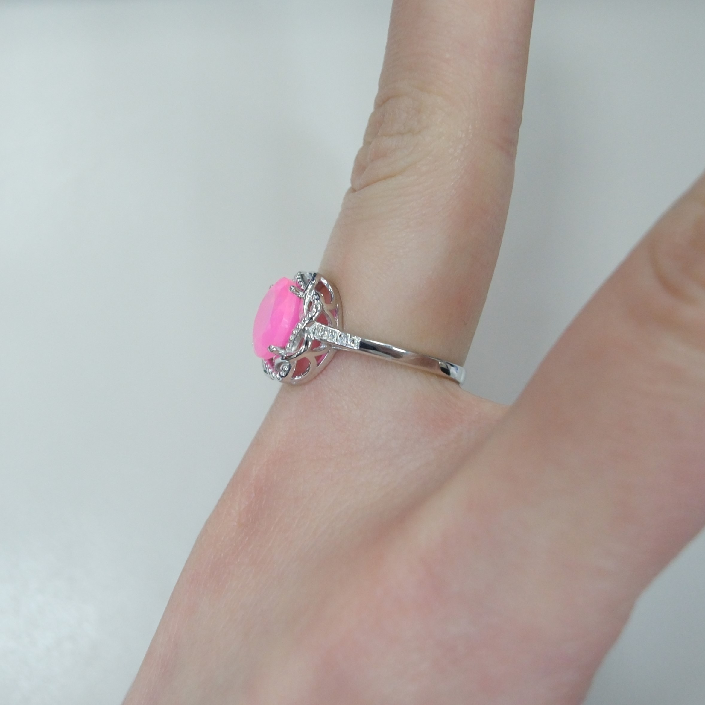 Серебряное кольцо с розовым опалом